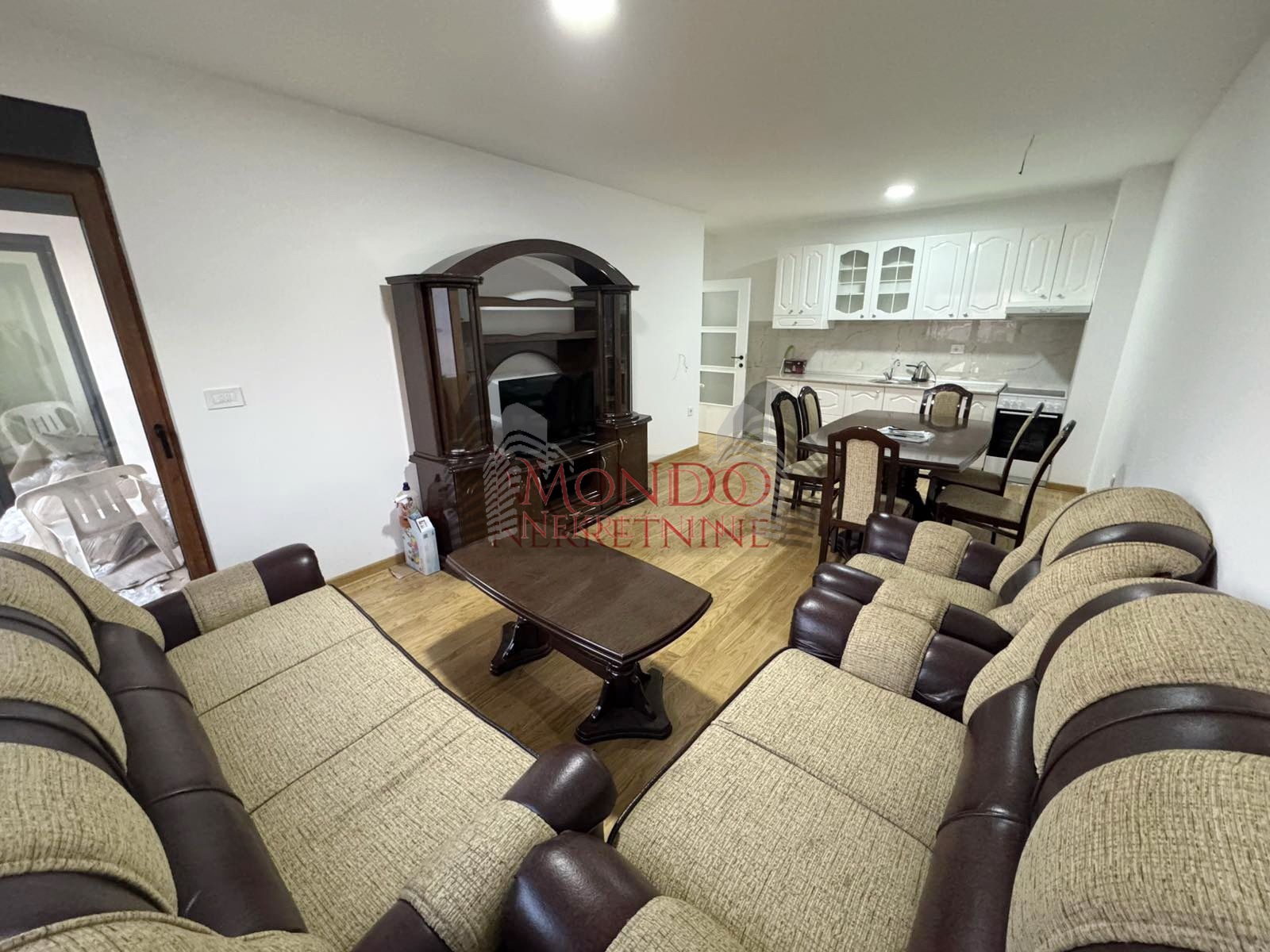 Dvoiposoban nov stan sa parking mestom  u blizini Doma zdravlja 1