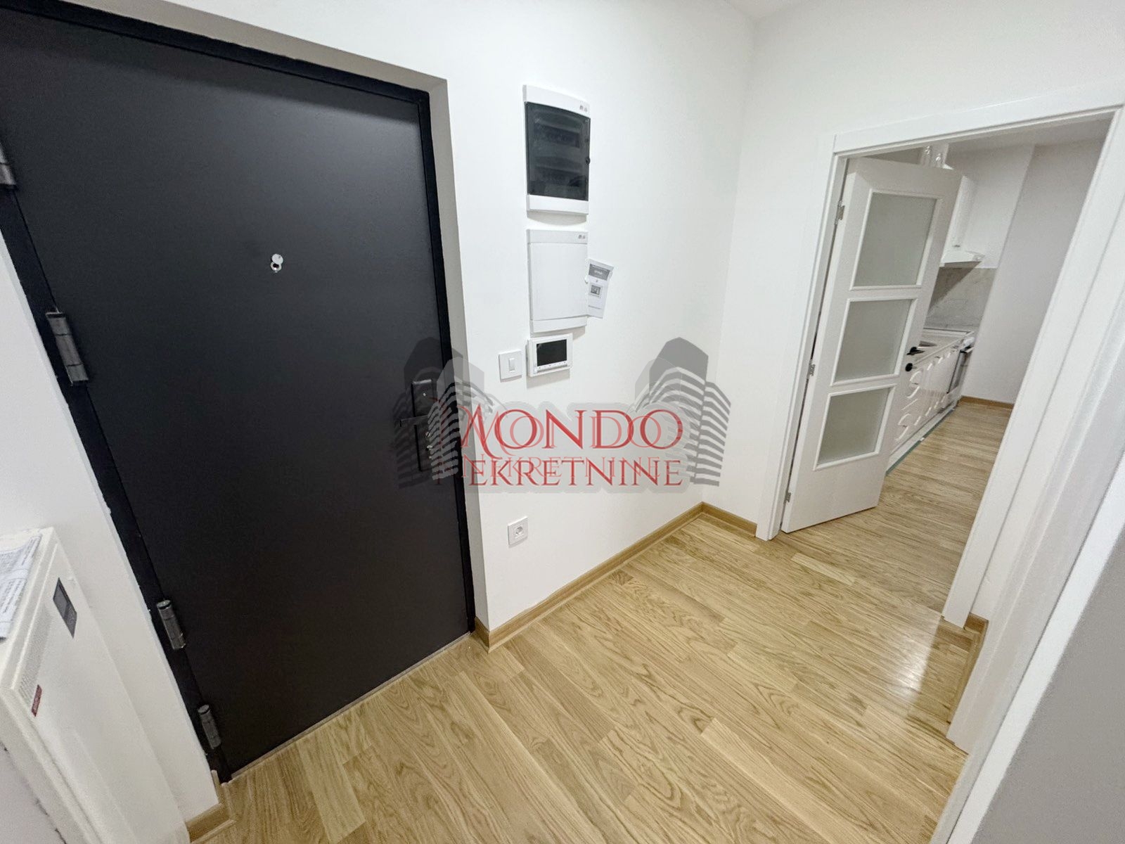 Dvoiposoban nov stan sa parking mestom  u blizini Doma zdravlja 12