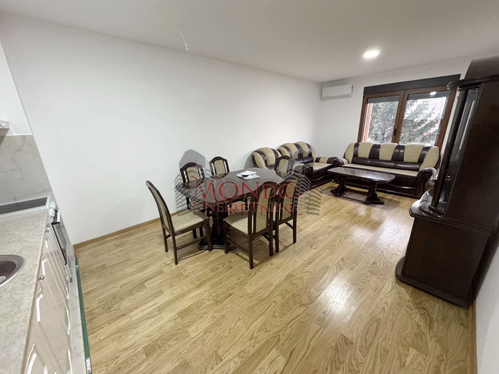 Dvoiposoban nov stan sa parking mestom  u blizini Doma zdravlja 3