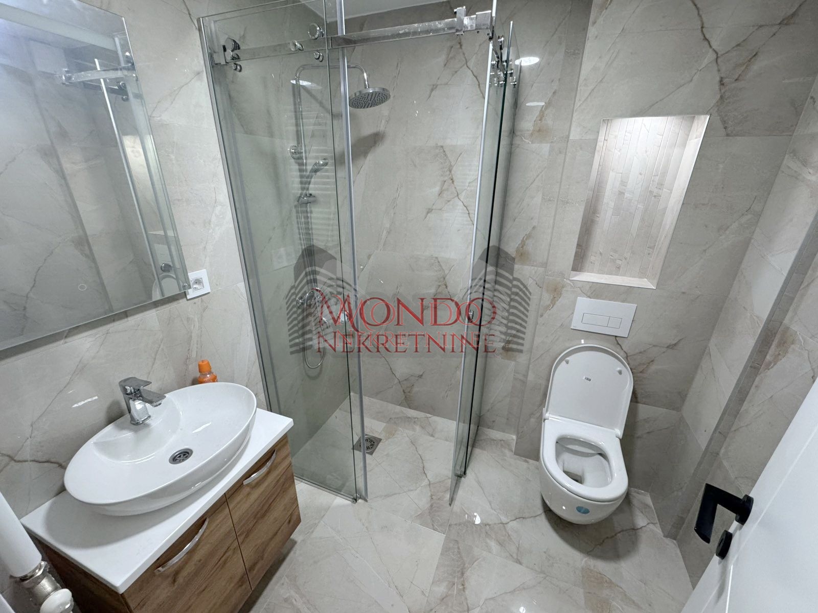 Dvoiposoban nov stan sa parking mestom  u blizini Doma zdravlja 11