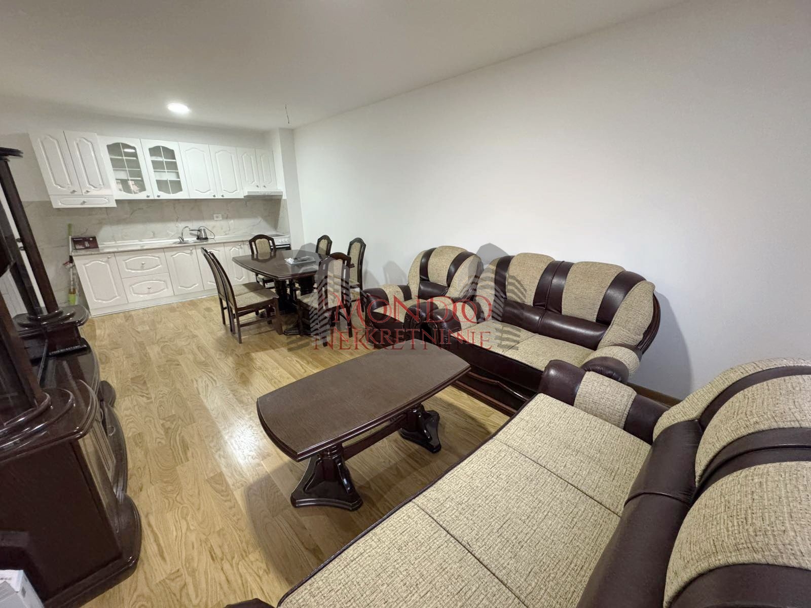 Dvoiposoban nov stan sa parking mestom  u blizini Doma zdravlja 2