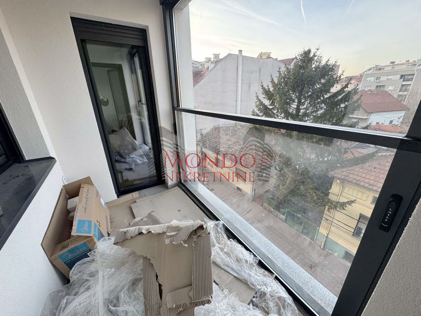 Dvoiposoban nov stan sa parking mestom  u blizini Doma zdravlja 13