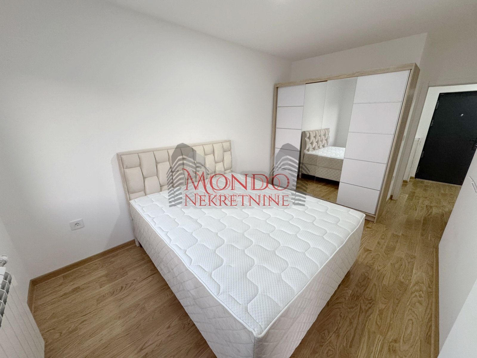 Dvoiposoban nov stan sa parking mestom  u blizini Doma zdravlja 8