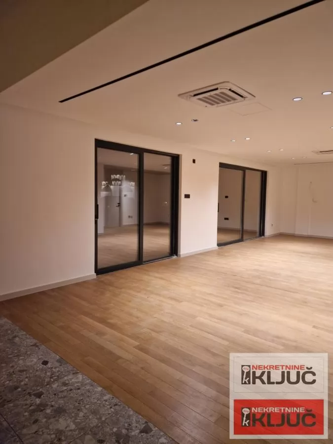 SOMBORSKI BULEVAR, Petosoban, 172m2+ 200m2 krovna Terasa 2