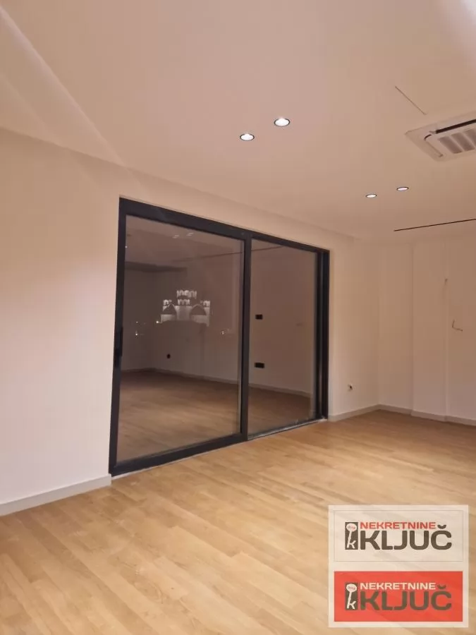 SOMBORSKI BULEVAR, Petosoban, 172m2+ 200m2 krovna Terasa 3