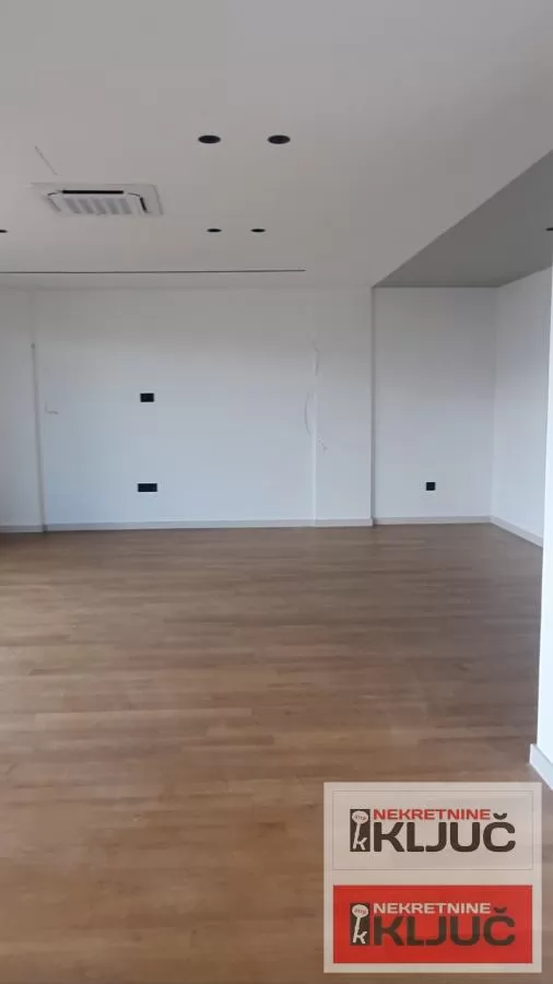 SOMBORSKI BULEVAR, Petosoban, 172m2+ 200m2 krovna Terasa 6