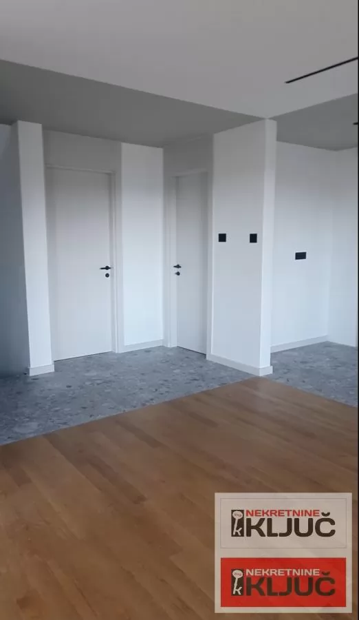 SOMBORSKI BULEVAR, Petosoban, 172m2+ 200m2 krovna Terasa 8