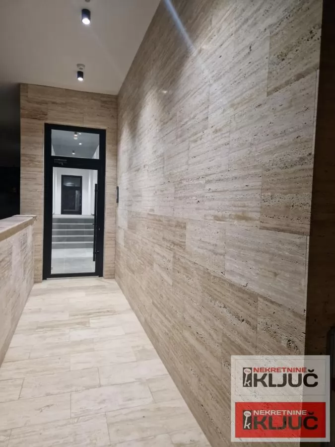 SOMBORSKI BULEVAR, Petosoban, 172m2+ 200m2 krovna Terasa 9