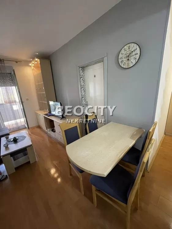 Dvosoban stan, 38 m2, Grbavica, Bulevar Cara Lazara ID: 127164 4