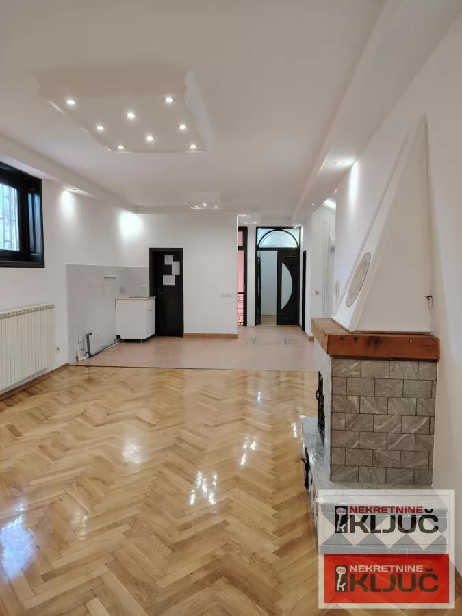 CENTAR IZDAJE SE RENOVIRANA KUĆA ZA POSLOVNE DELATNOSTI 1