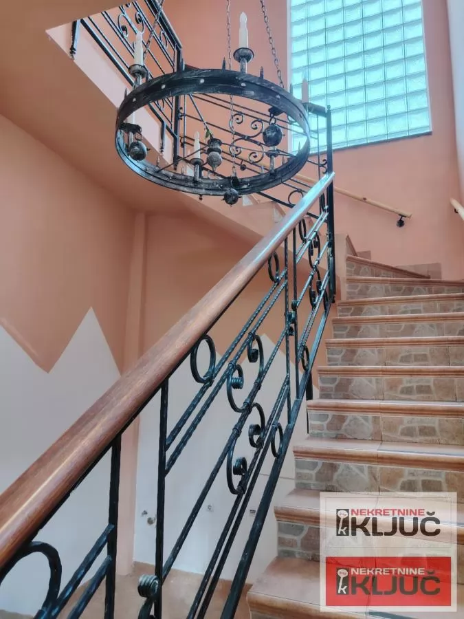 CENTAR IZDAJE SE RENOVIRANA KUĆA ZA POSLOVNE DELATNOSTI 10