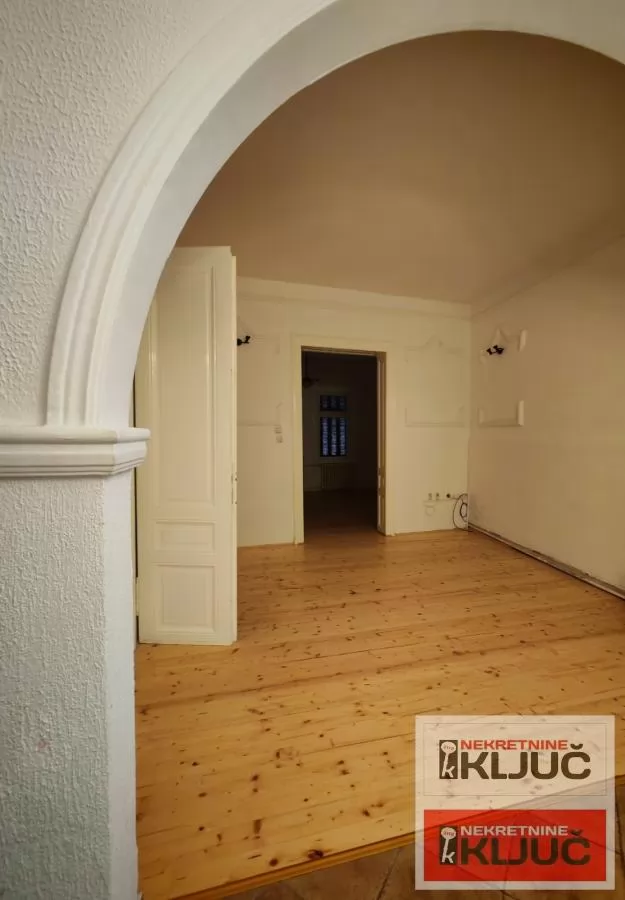 CENTAR IZDAJE SE RENOVIRANA KUĆA ZA POSLOVNE DELATNOSTI 3