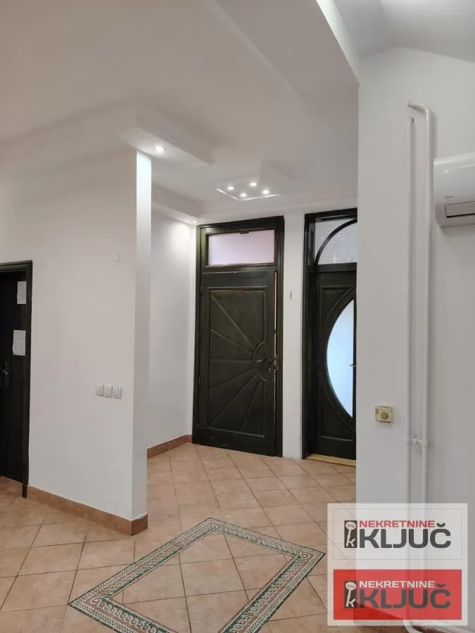 CENTAR IZDAJE SE RENOVIRANA KUĆA ZA POSLOVNE DELATNOSTI 4