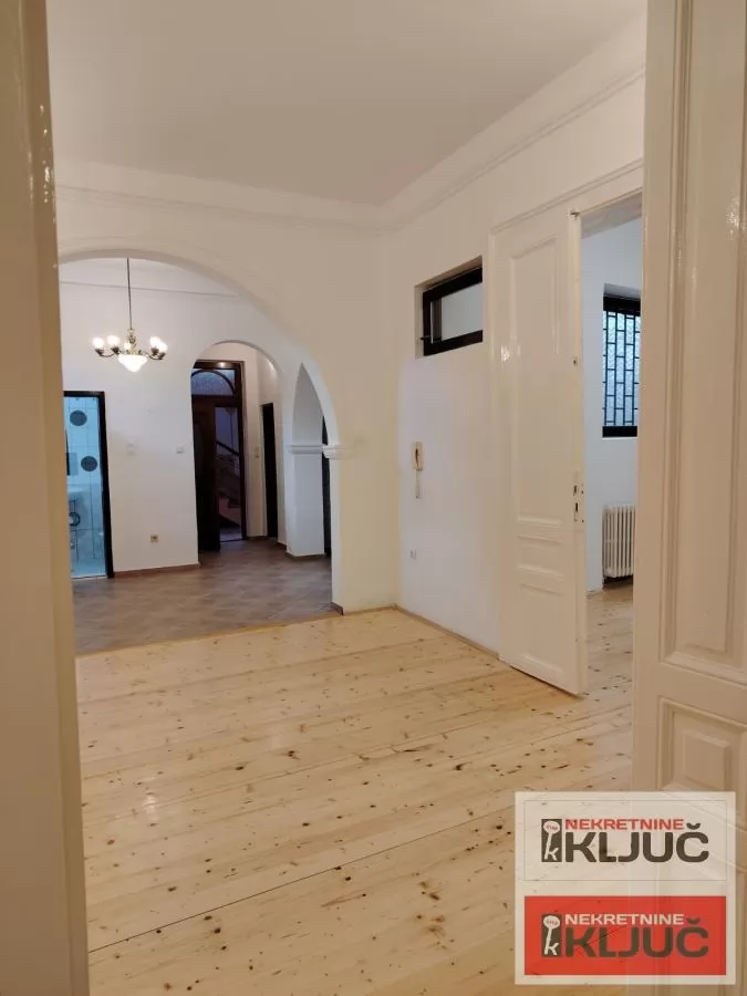 CENTAR IZDAJE SE RENOVIRANA KUĆA ZA POSLOVNE DELATNOSTI 5