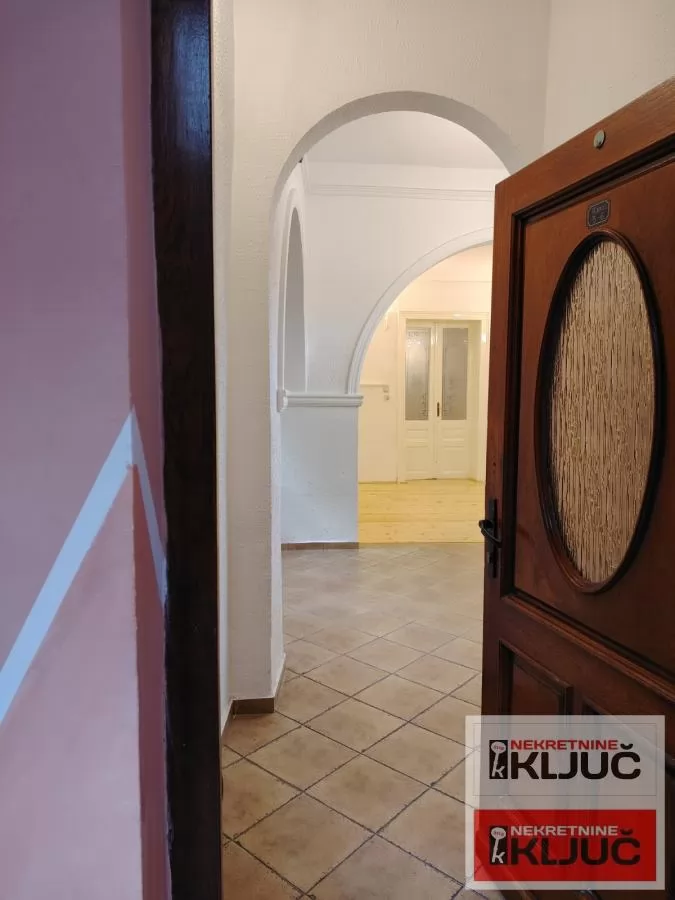 CENTAR IZDAJE SE RENOVIRANA KUĆA ZA POSLOVNE DELATNOSTI 6