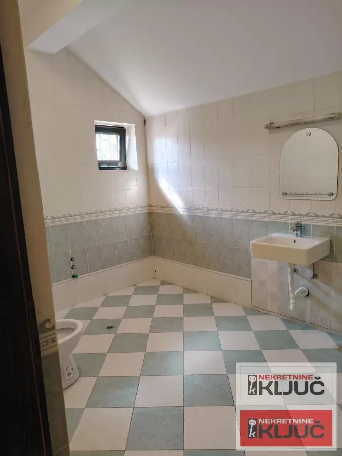 CENTAR IZDAJE SE RENOVIRANA KUĆA ZA POSLOVNE DELATNOSTI 9