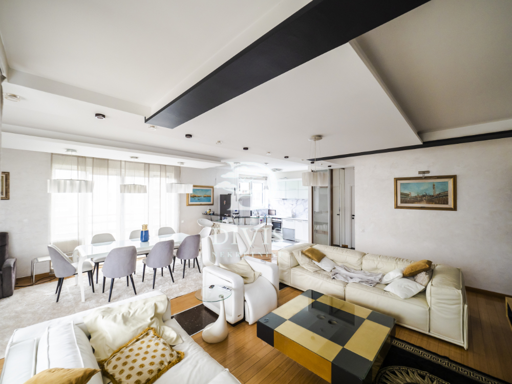 Porodični stan sa terasom i garažama u Bloku 19a  139m2 2