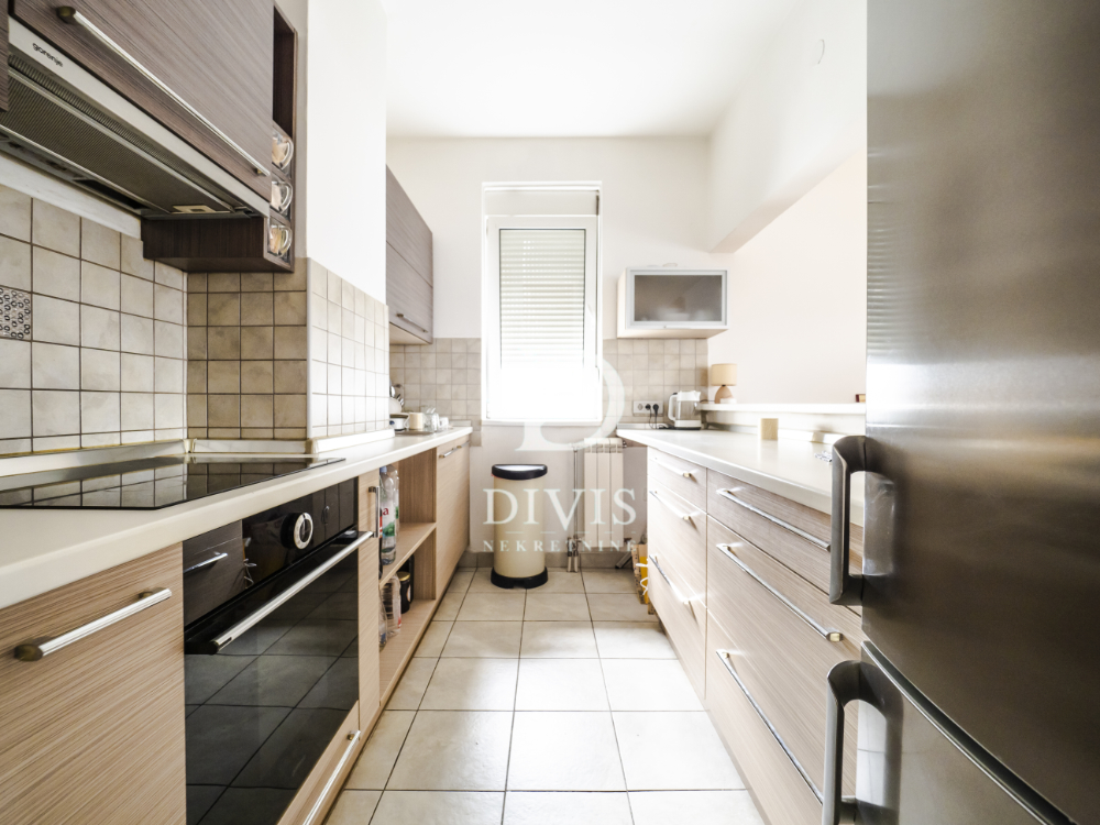 Prodajemo odličan 3 0 stan kod Autokomande  70m2 2