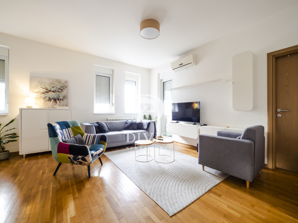 Prodajemo odličan 3 0 stan kod Autokomande  70m2 1