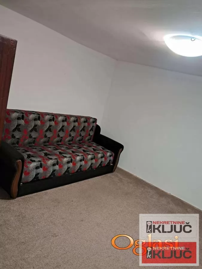 Dobar dvorisni stan u Petrovaradinu 1