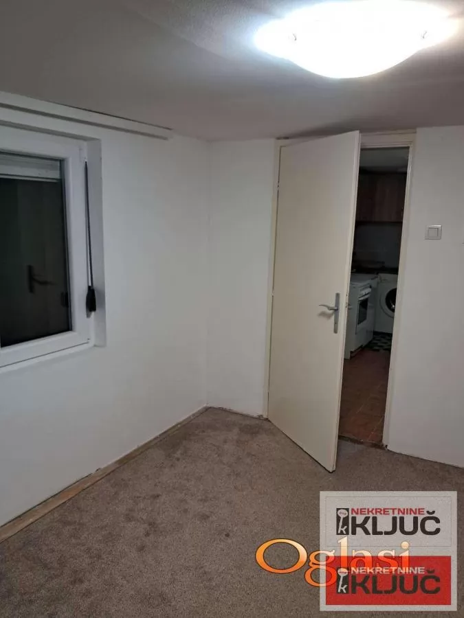 Dobar dvorisni stan u Petrovaradinu 2