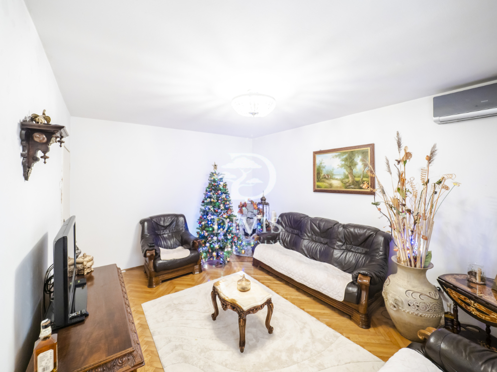 Prostran i svetao troiposoban stan u mirnom delu Zemuna  82m2 3