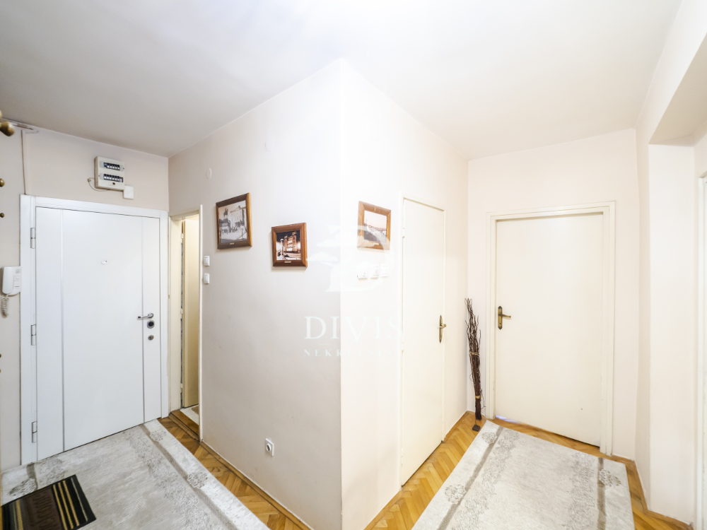 Prostran i svetao troiposoban stan u mirnom delu Zemuna  82m2 5