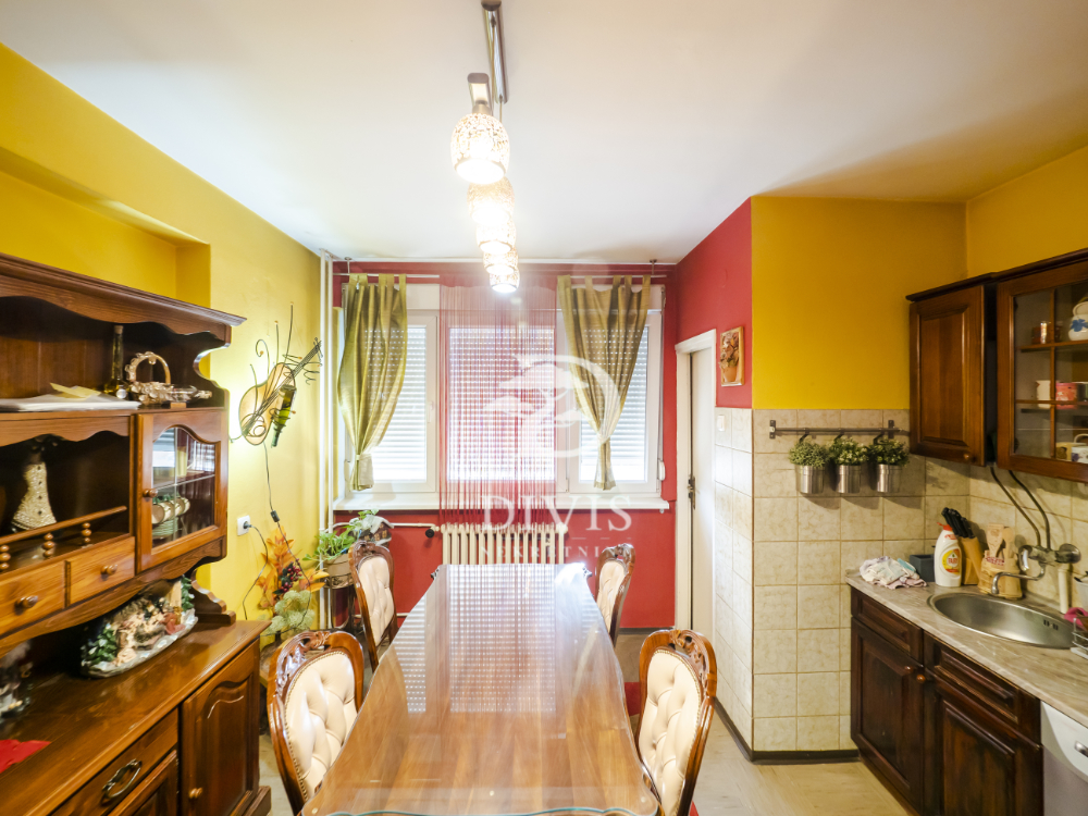 Prostran i svetao troiposoban stan u mirnom delu Zemuna  82m2 4