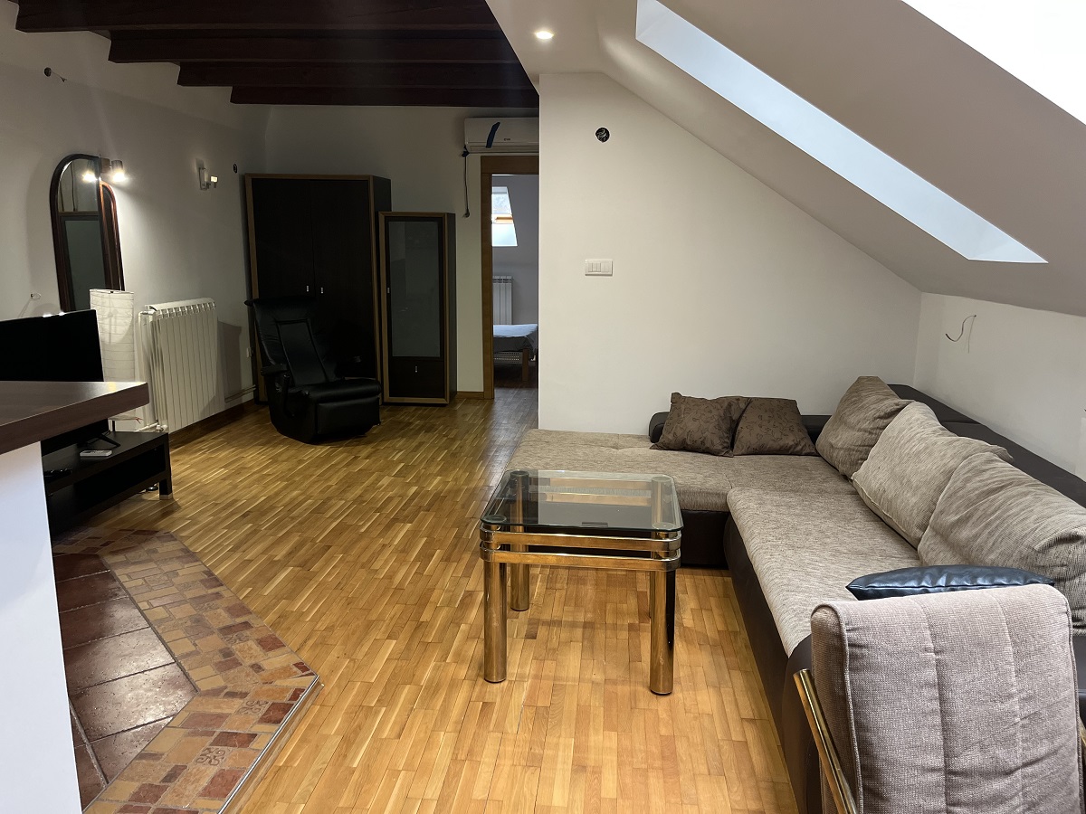 Odličan 2 5 stan u kući  Voždovac  Šumice  68m 2