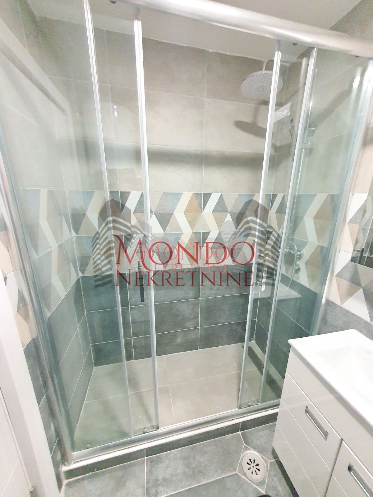 Jednoiposoban stan kod Čaira u  naselju "Vagres City". 16