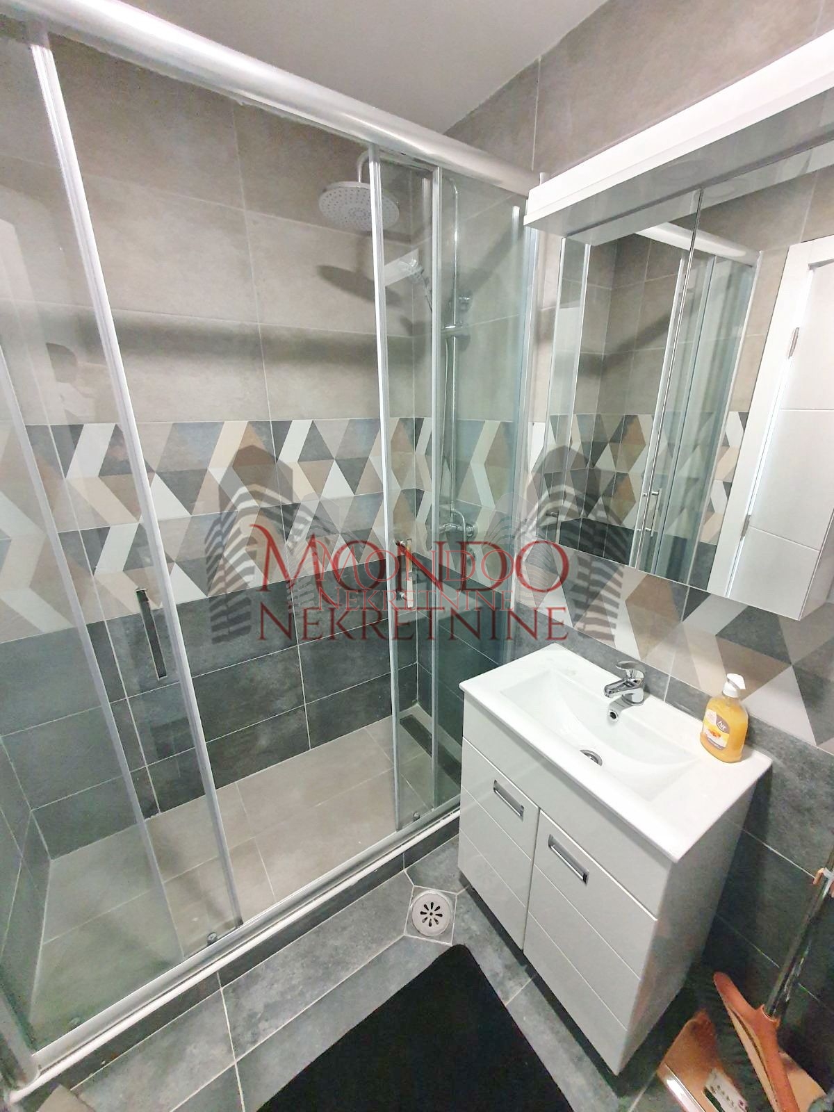 Jednoiposoban stan kod Čaira u  naselju "Vagres City". 17