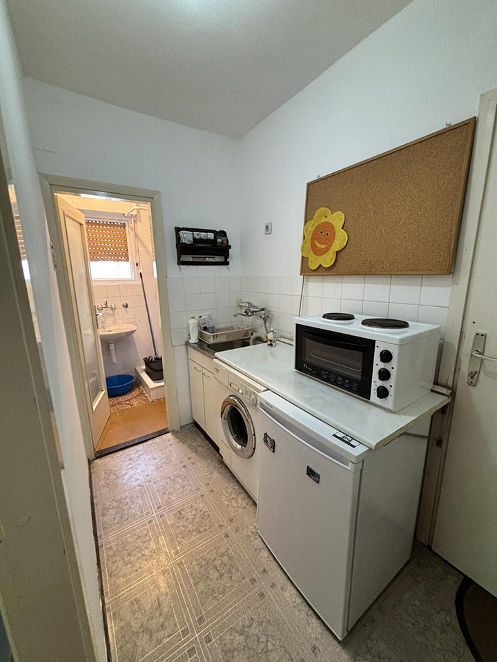 Izdajem namešten stan u Batajnici   ženskoj osobi 2