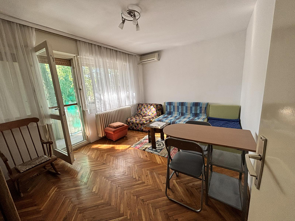 Izdajem namešten stan u Batajnici   ženskoj osobi 1