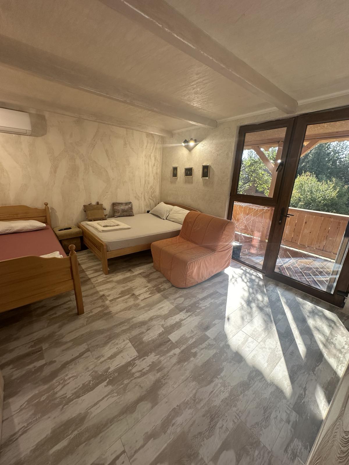 Lepa nova brvnara u Vrdniku se izdaje na dan ili vise 3