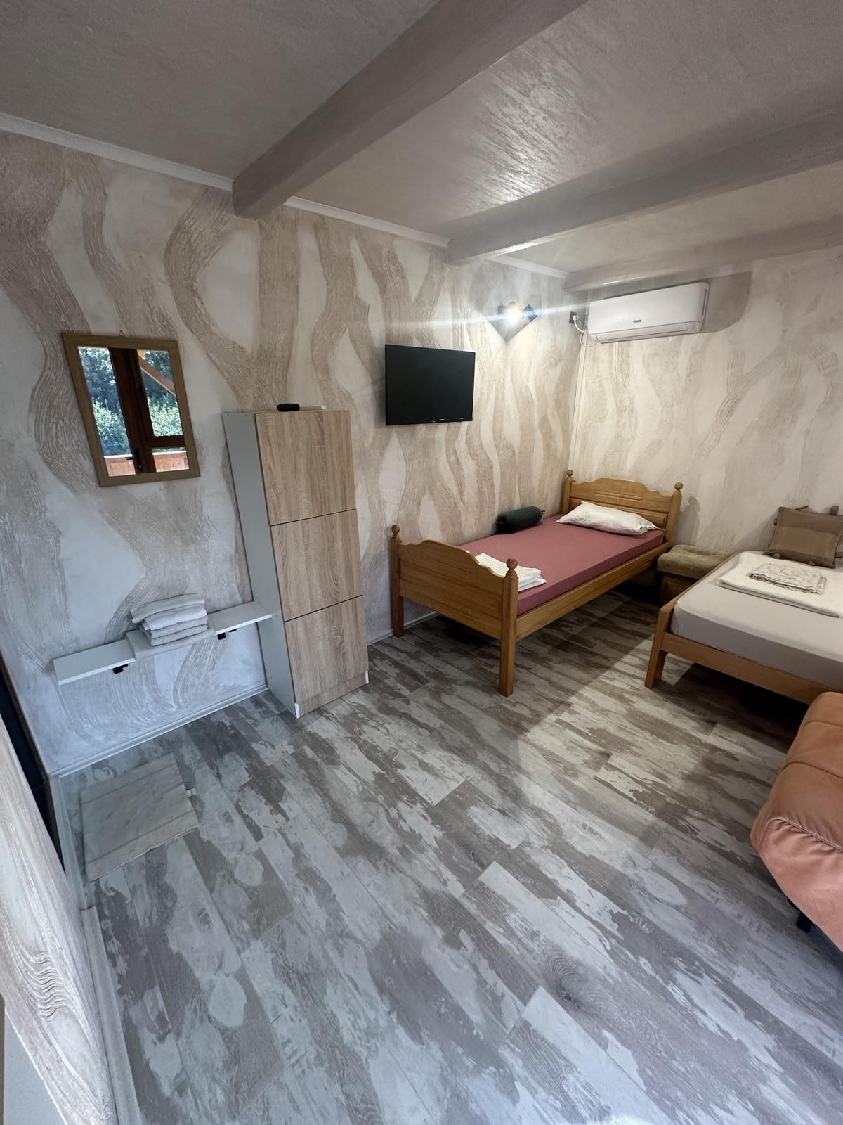 Lepa nova brvnara u Vrdniku se izdaje na dan ili vise 4