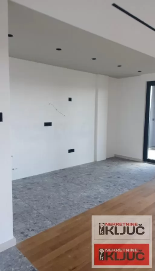 SOMBORSKI BULEVAR, Petosoban, 172m2+ 200m2 krovna Terasa 1