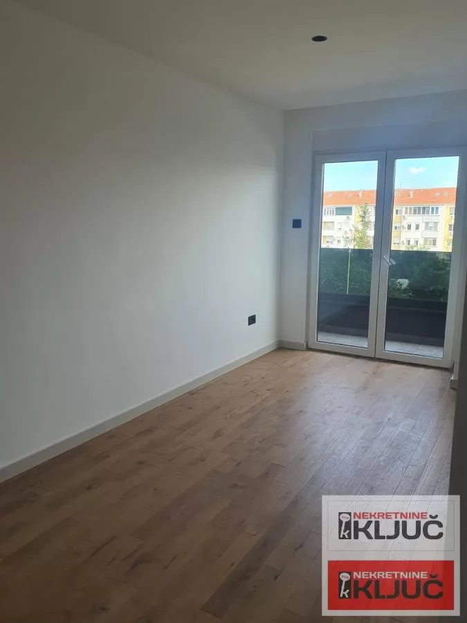 SOMBORSKI BULEVAR, Petosoban, 172m2+ 200m2 krovna Terasa 10