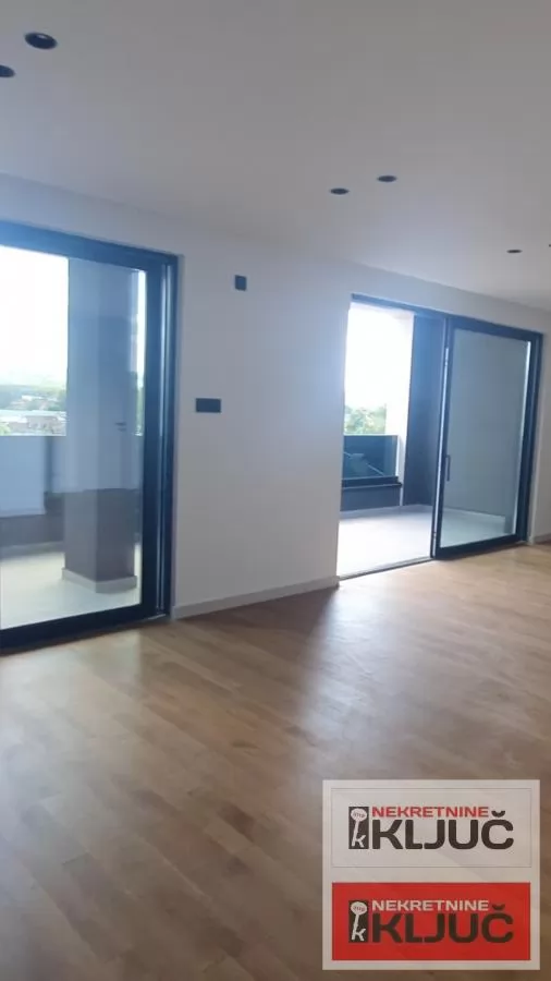 SOMBORSKI BULEVAR, Petosoban, 172m2+ 200m2 krovna Terasa 3