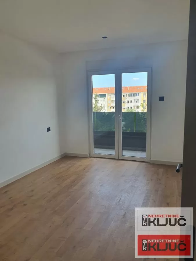 SOMBORSKI BULEVAR, Petosoban, 172m2+ 200m2 krovna Terasa 7