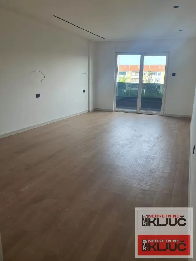 SOMBORSKI BULEVAR, Petosoban, 172m2+ 200m2 krovna Terasa 8