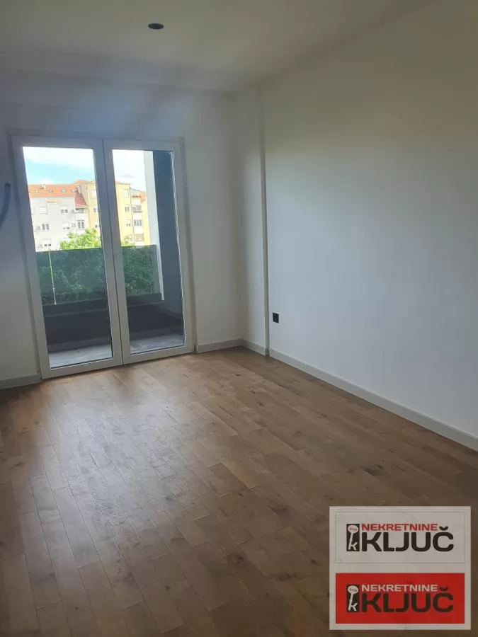 SOMBORSKI BULEVAR, Petosoban, 172m2+ 200m2 krovna Terasa 9