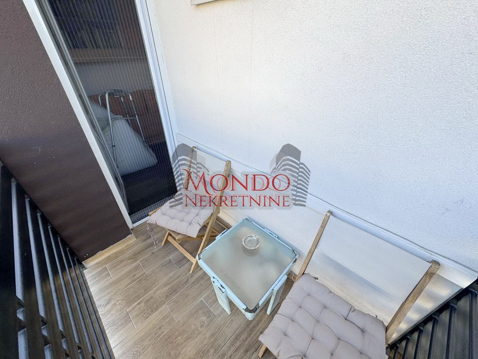 Jednoiposoban stan u blizini Crvenog pevca i parka Cair, parking 8