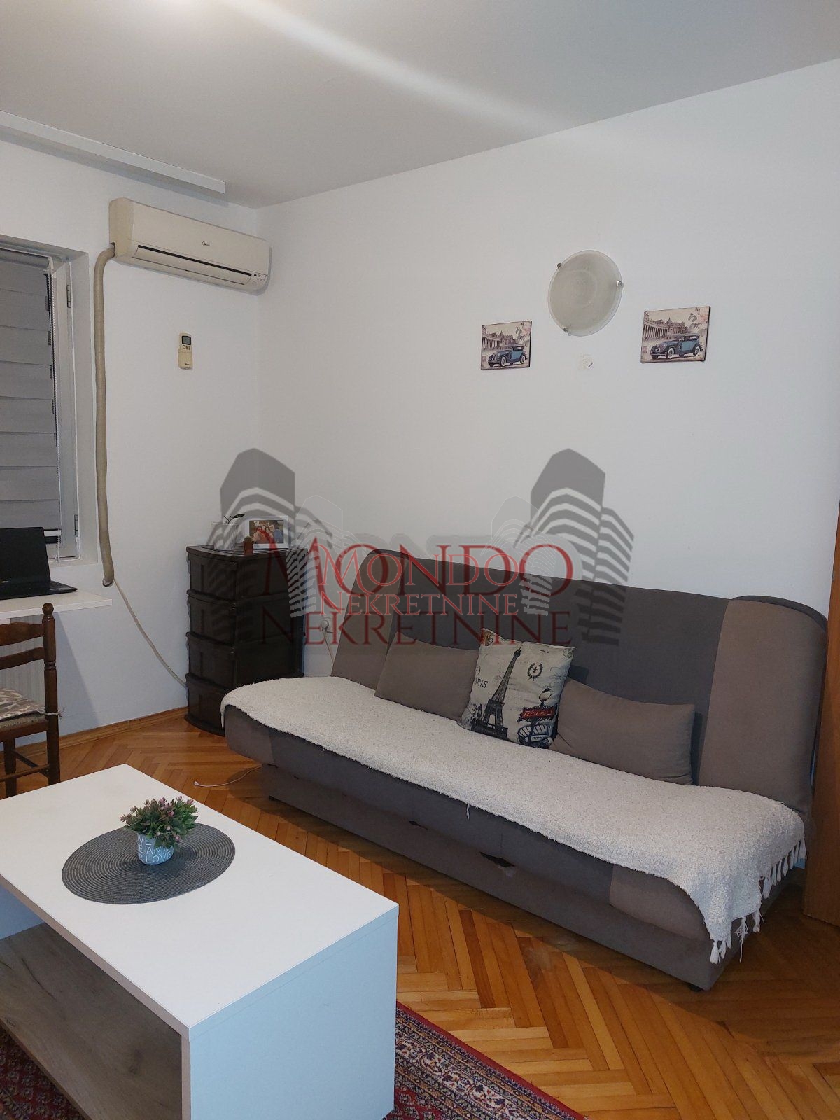 Garsonjera kod Doma zdravlja. 4