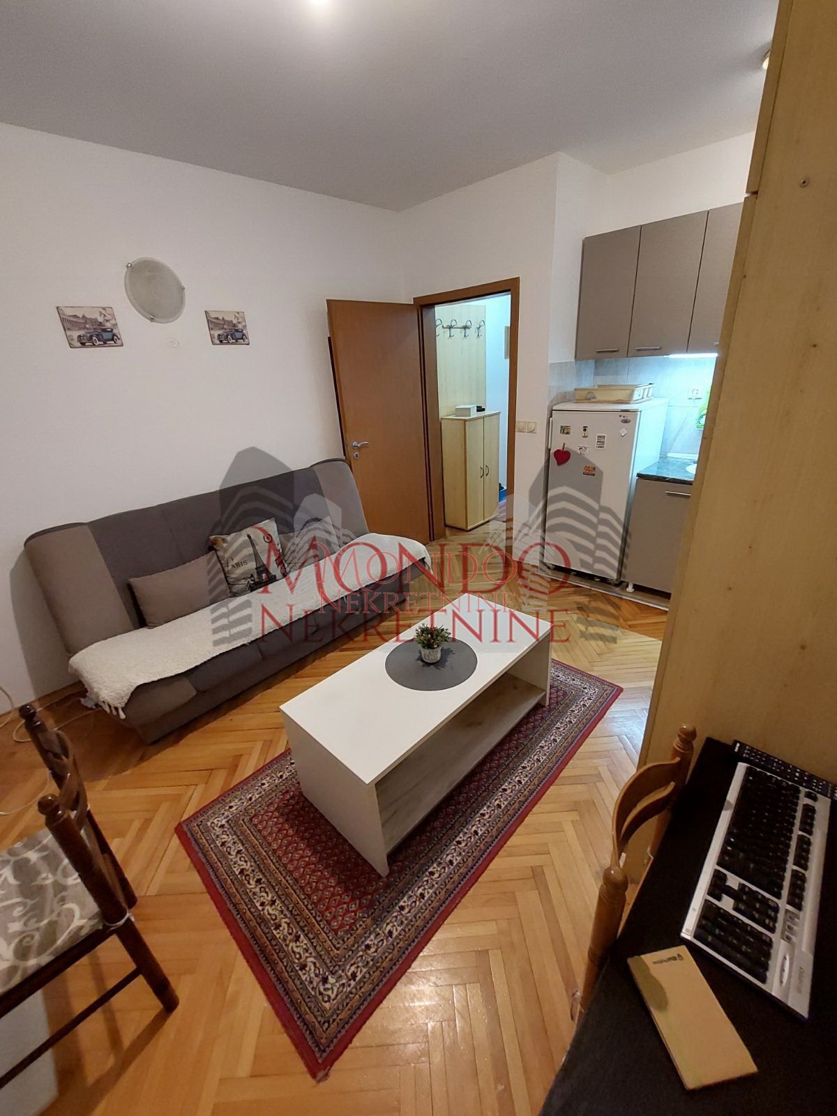 Garsonjera kod Doma zdravlja. 1