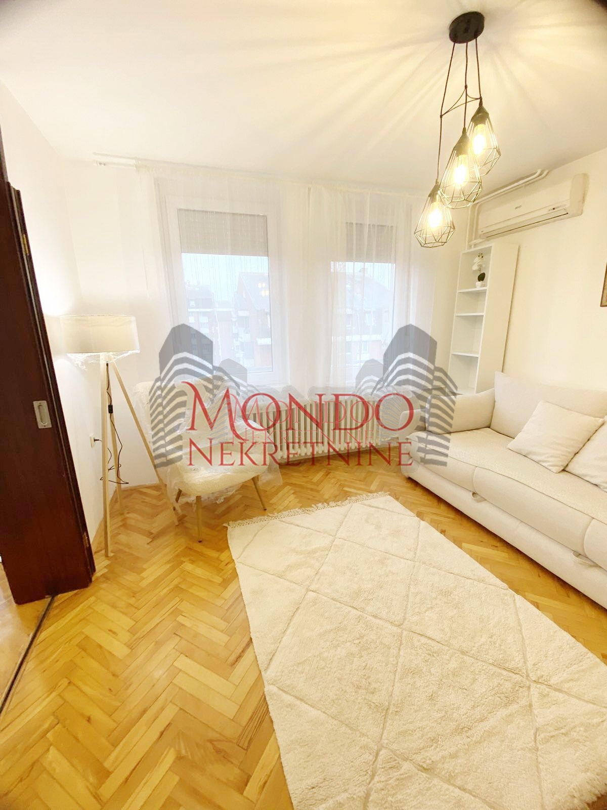 Renoviran dvosoban stan na Vizantijskom Bulevaru 2