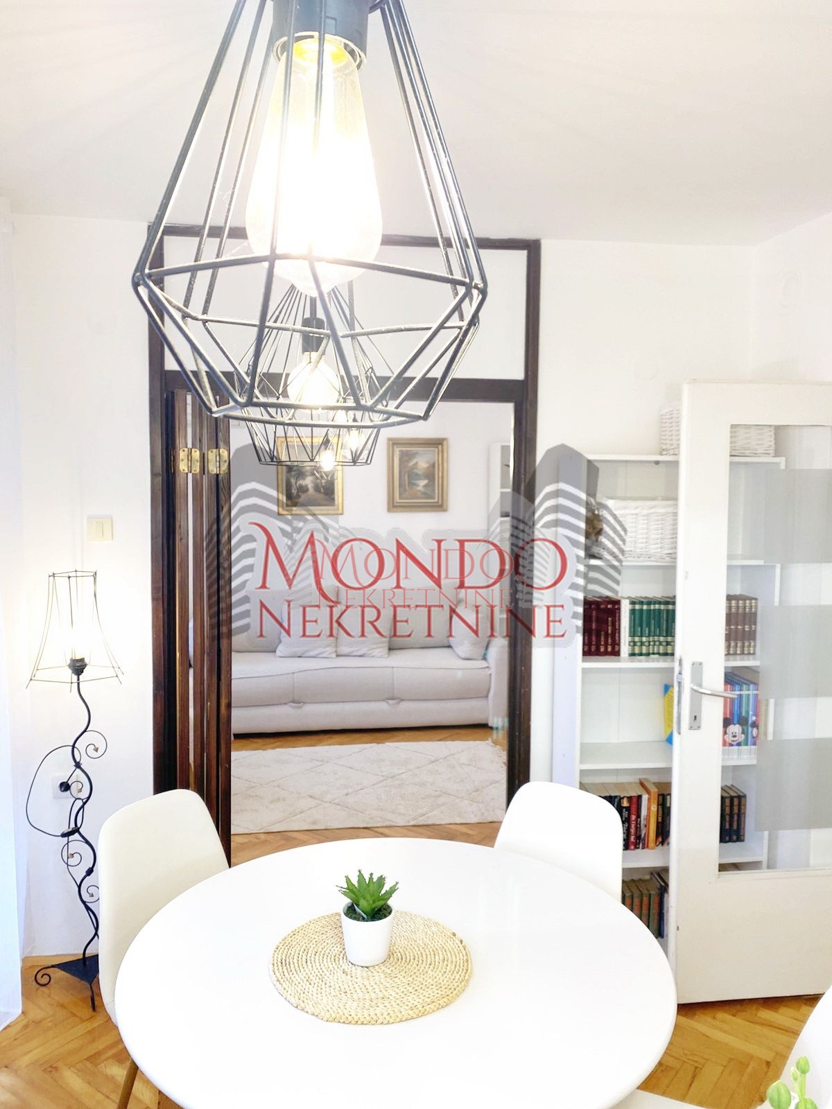 Renoviran dvosoban stan na Vizantijskom Bulevaru 9