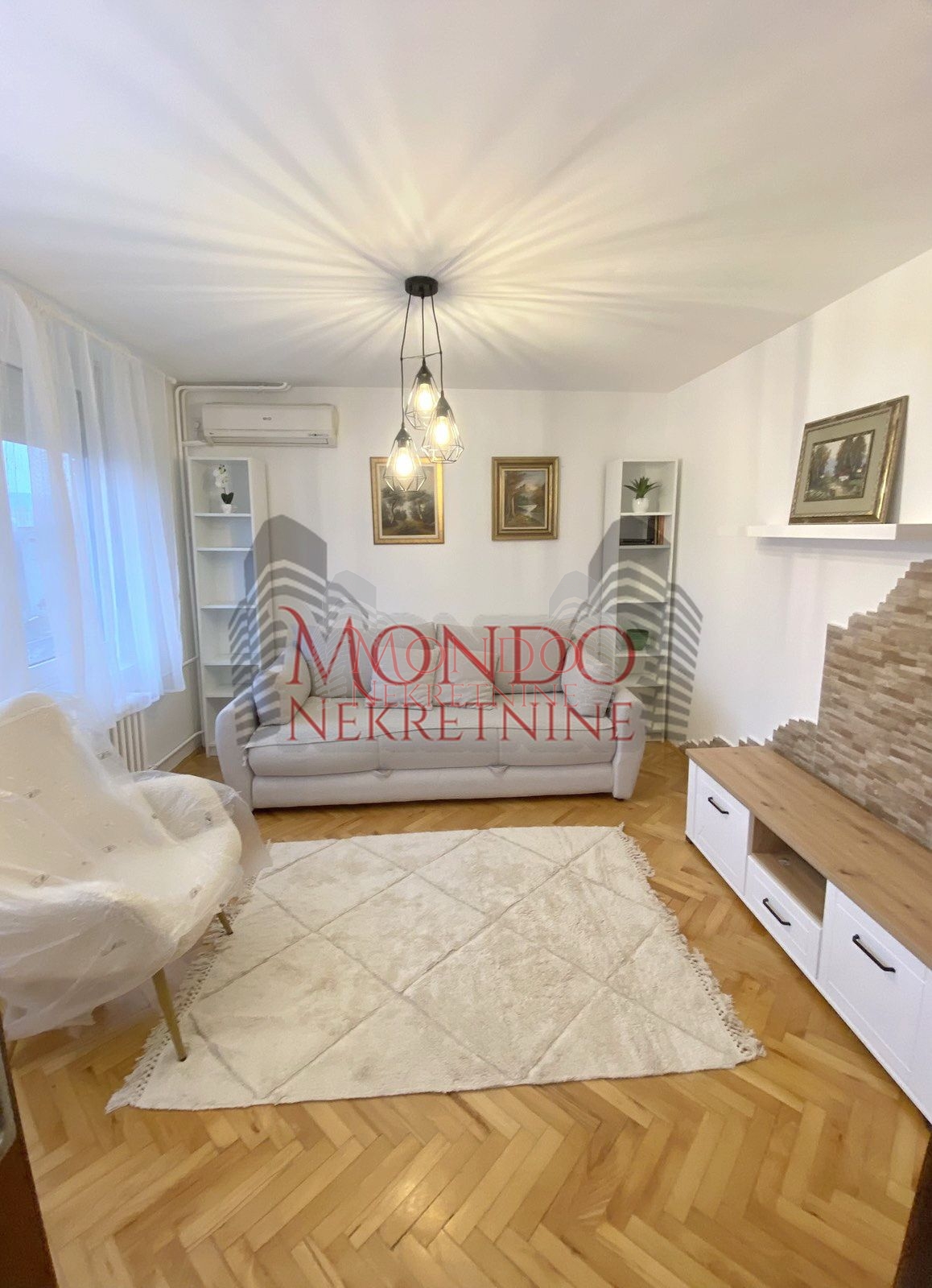 Renoviran dvosoban stan na Vizantijskom Bulevaru 1