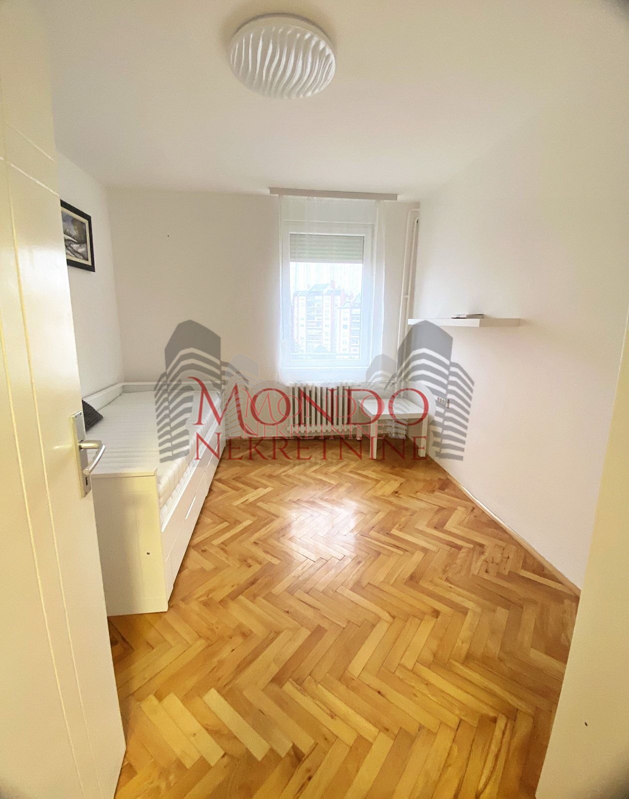 Renoviran dvosoban stan na Vizantijskom Bulevaru 17