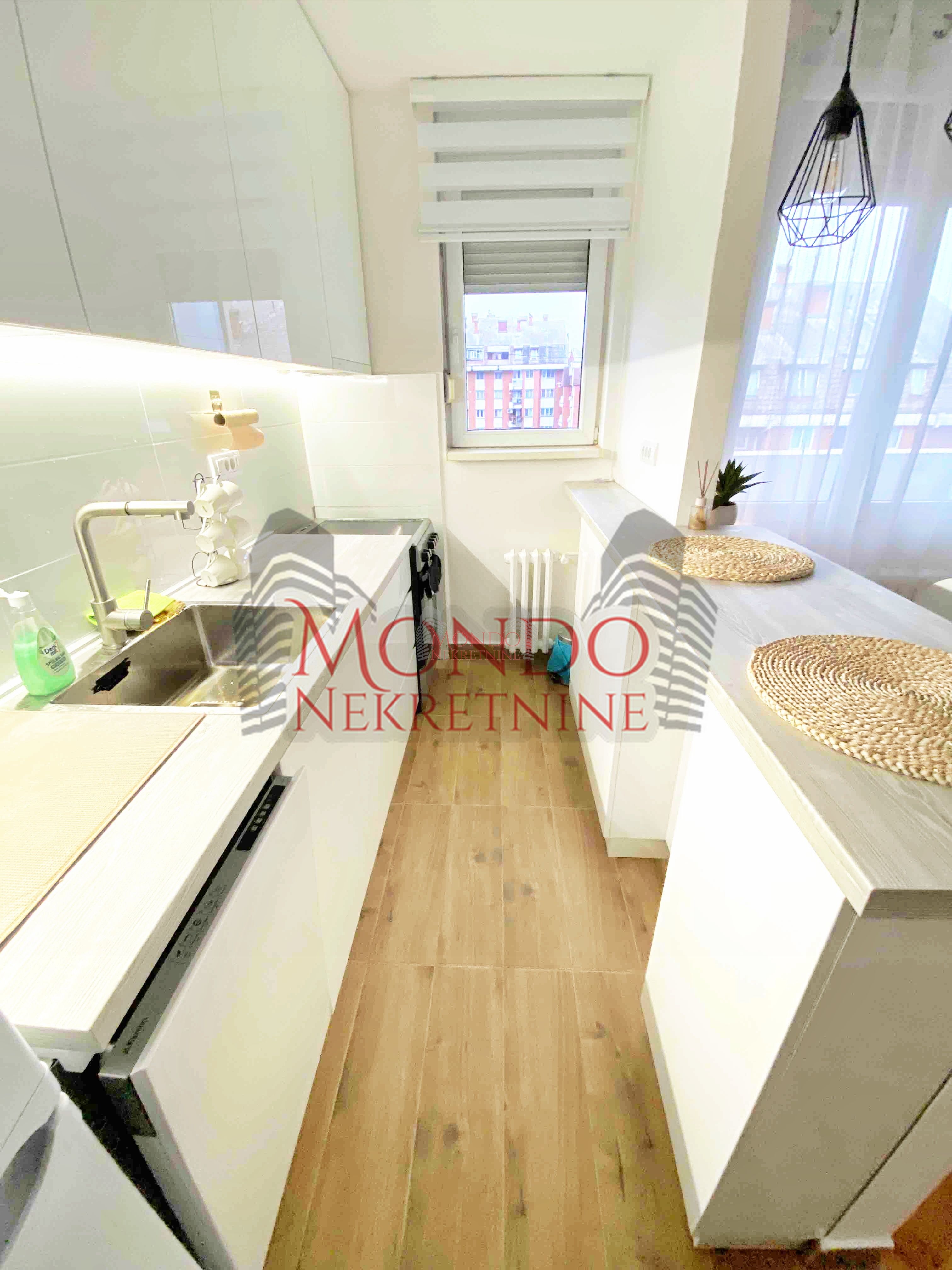 Renoviran dvosoban stan na Vizantijskom Bulevaru 13