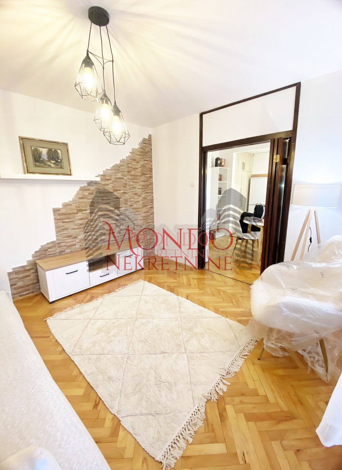 Renoviran dvosoban stan na Vizantijskom Bulevaru 5